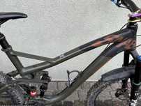 Rower MTB NS Bikes Snabb 130 plus 1, zawieszenie FOX