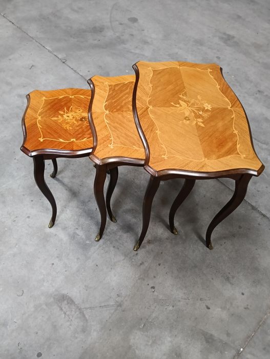 Stoliki kawowe trojaczki intarsjowane  w stylu Ludwikowskim