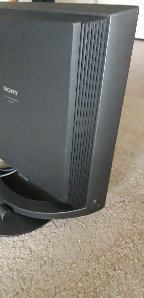 Monitor Sony 19 cali + klawiatura gratis