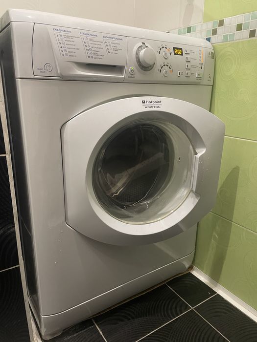 Продам пральну машинку Hotpoint Ariston ARSF 100