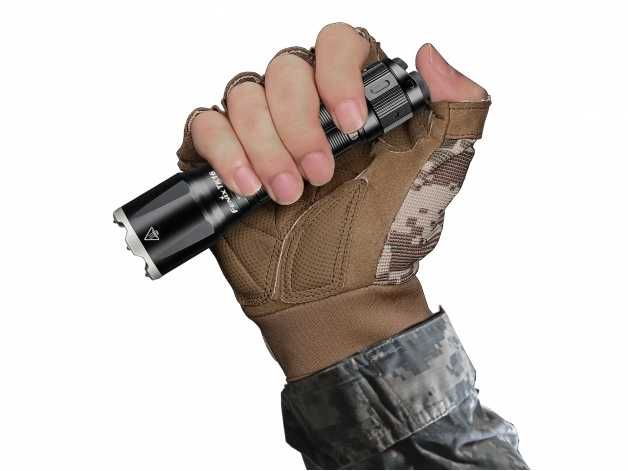 Latarka taktyczna LED Fenix TK16 V2.0 czarna