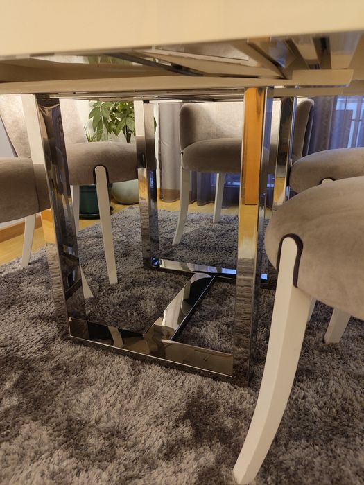 Mesa e cadeiras de sala