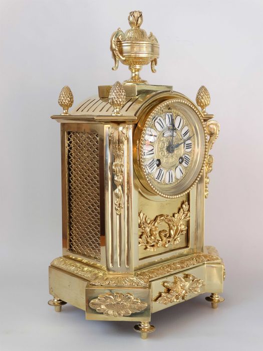 Камінний бронзовий в позолоті годинник XIX століття в стилі Луї XVI