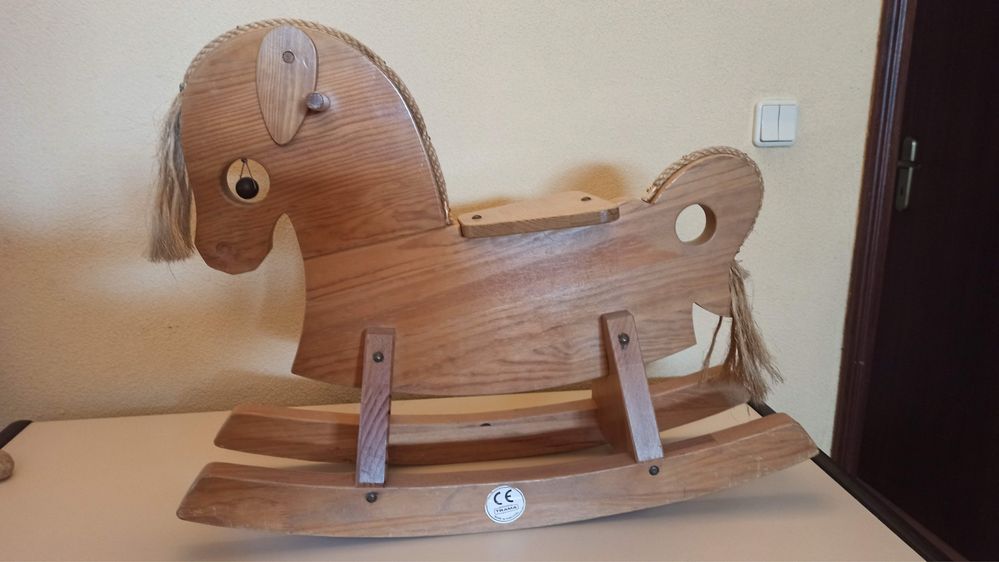 Cavalo de baloiço de criança em madeira