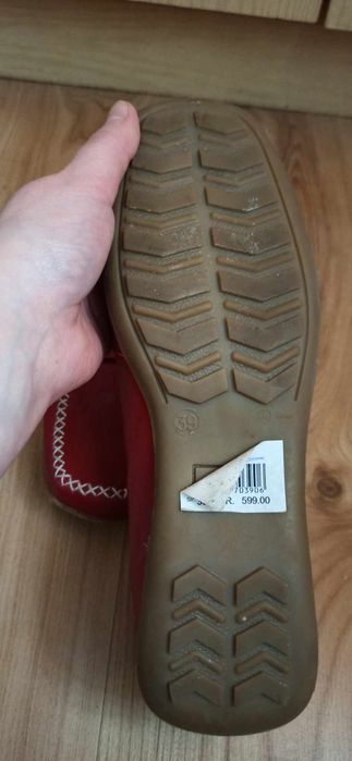 Czerwone skórzane mokasyny