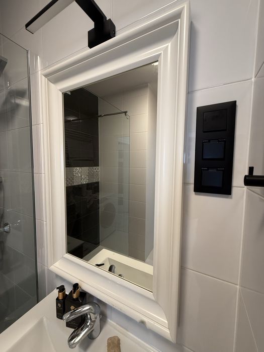 Lustro ścienne w ozdobnej ramie