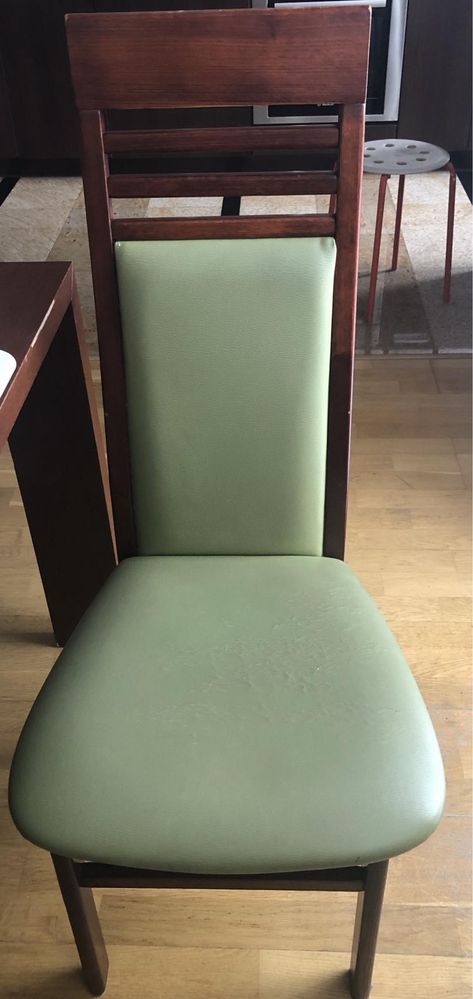 6 krzeseł w zielonym kolorze