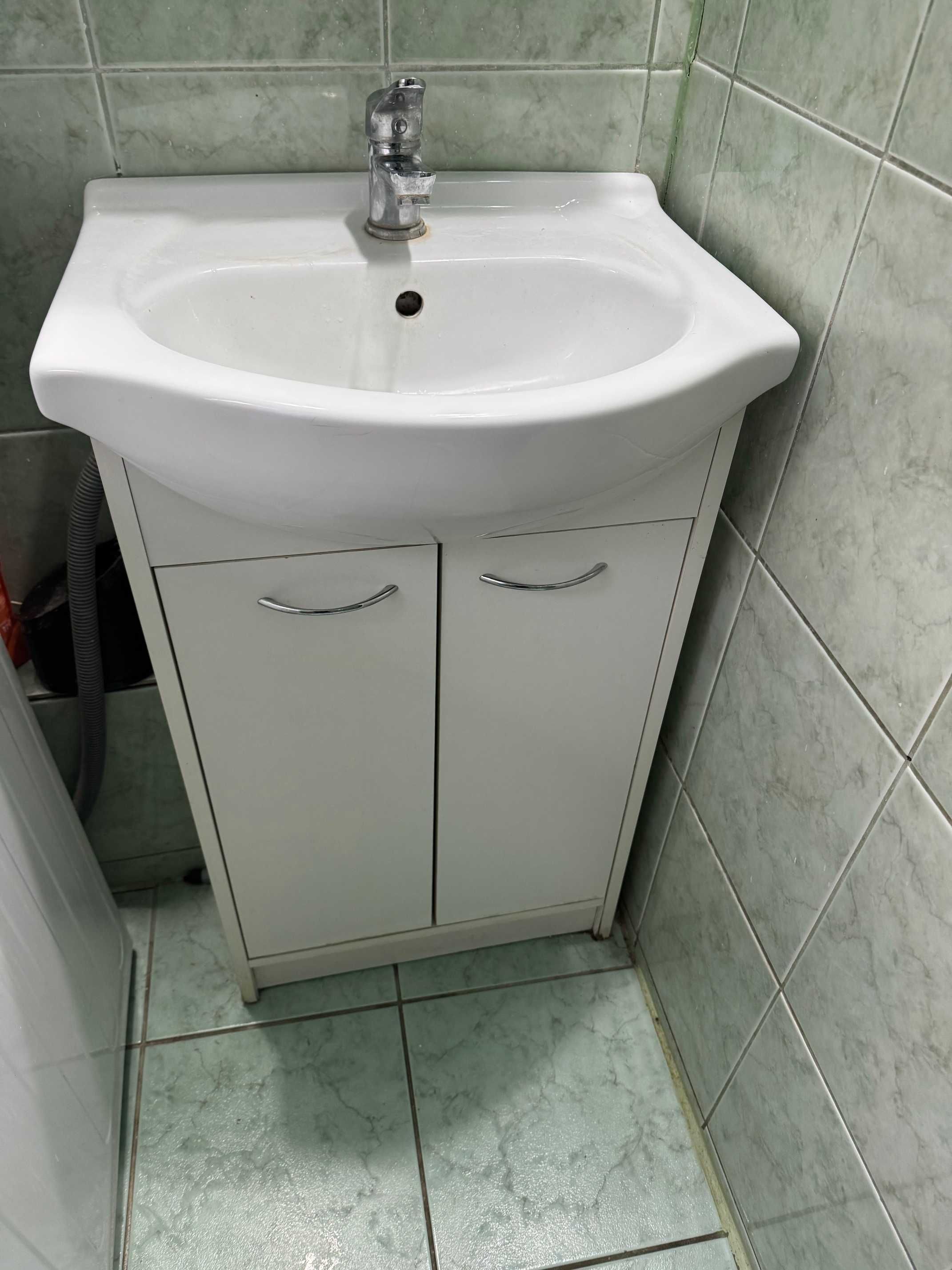Umywalka łazienkowa 50cm z szafką i bateria Ferro