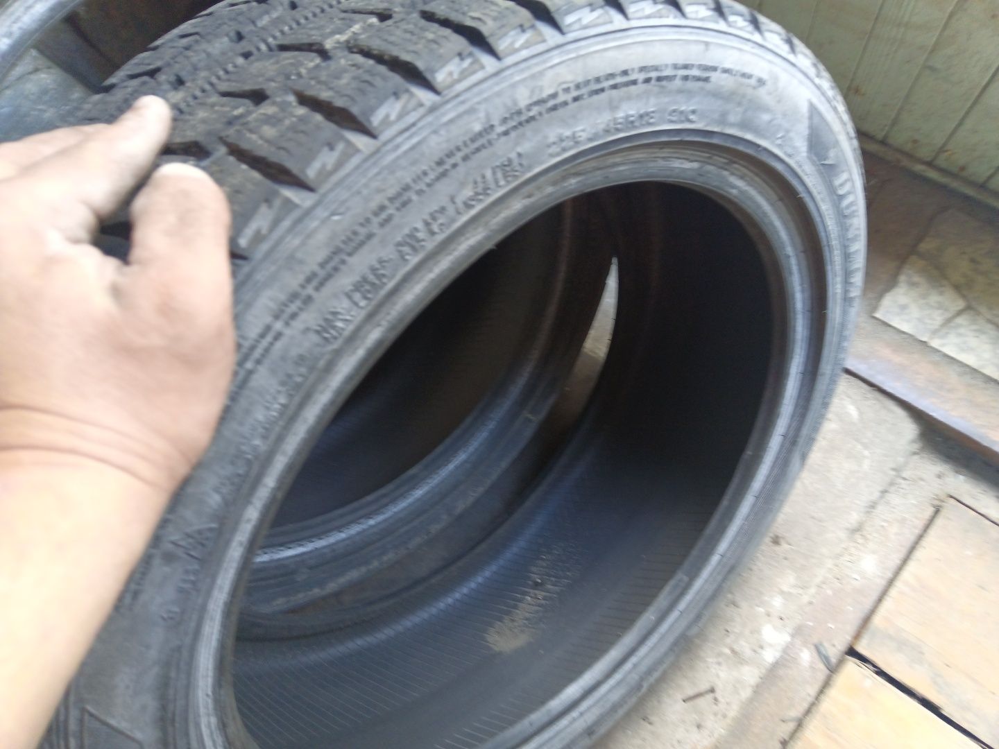 Пара зимових шин Dunlop 225x45 R18 в гарному стані