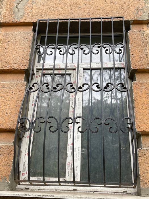 Решётки на окна с элементами ковки
