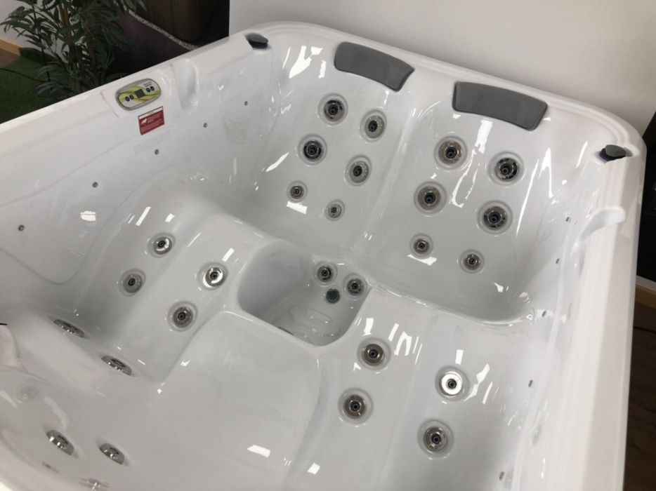 Jacuzzi spa hidromassagem 3 lugares com baixa de preços contacte-nos