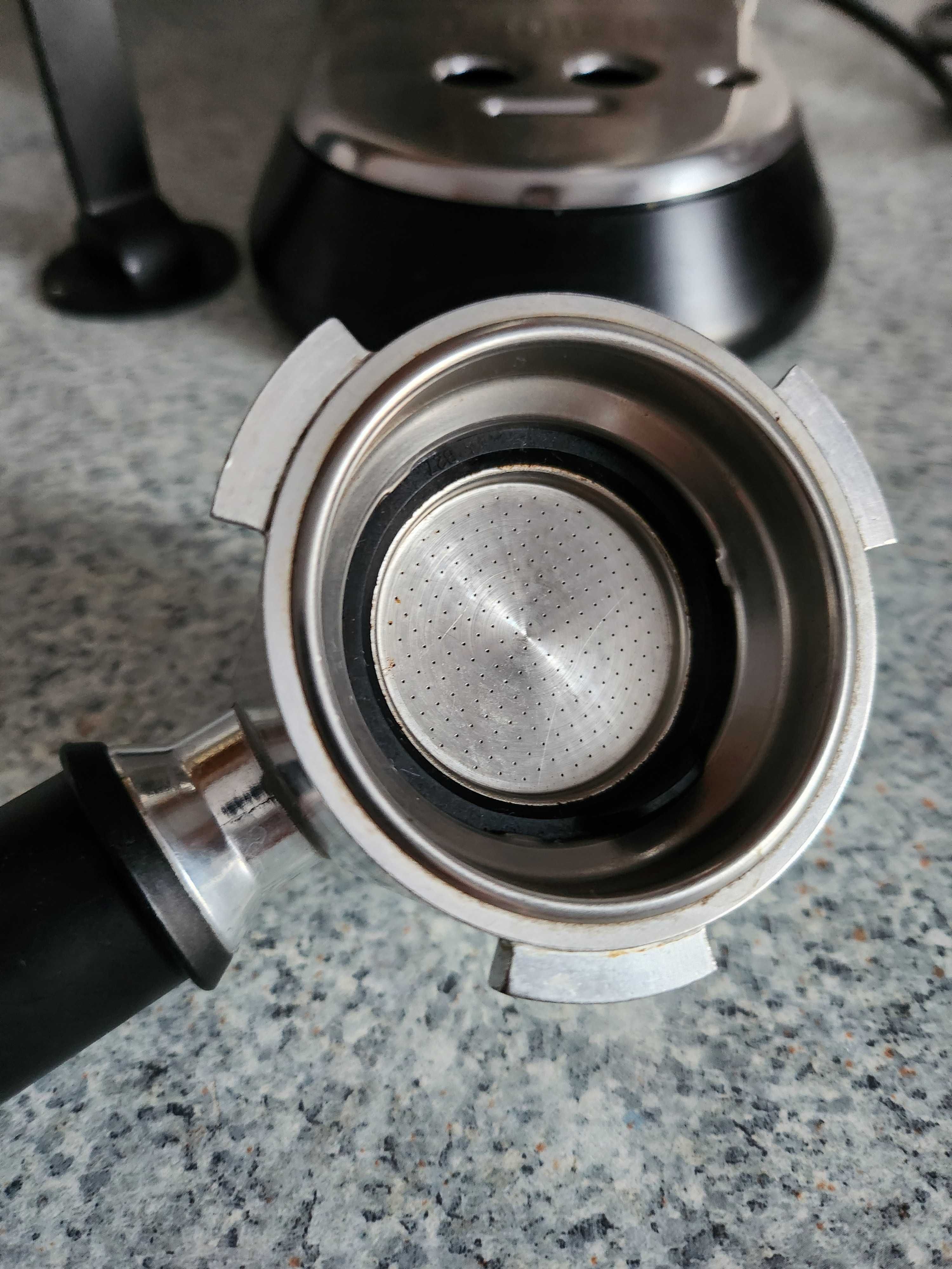 Кавоварка рожкова Delonghi EC 685