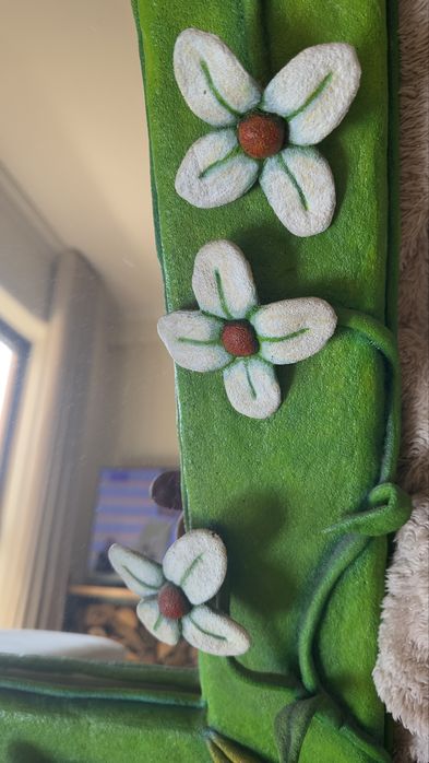 Espelho com moldura em espuma