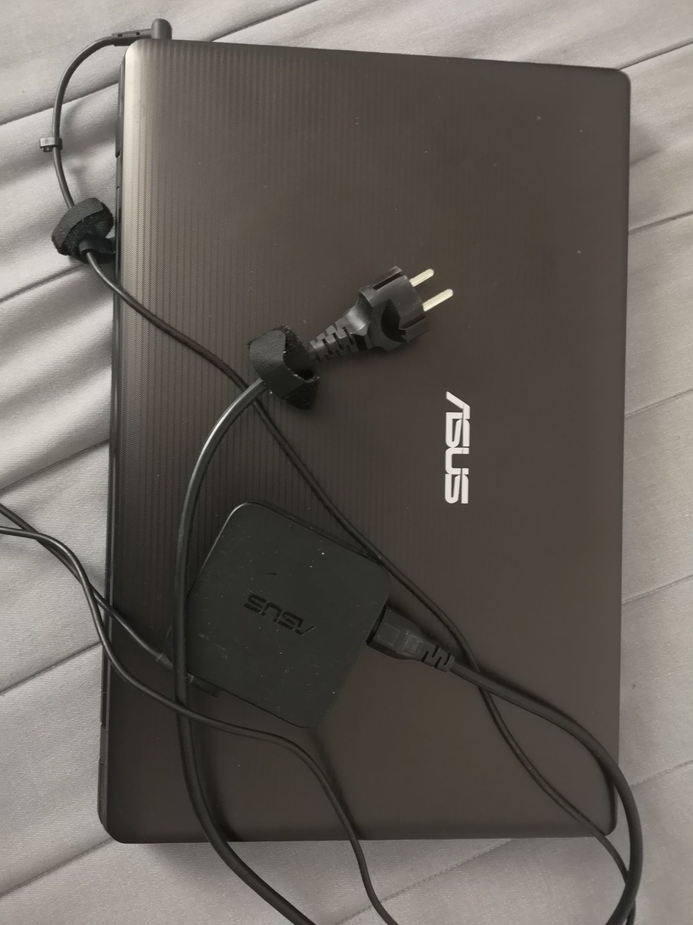 Laptop Asus - 17 cali, i7, 16Gb RAM, 640GB, DVD, zasilacz - sprzedam