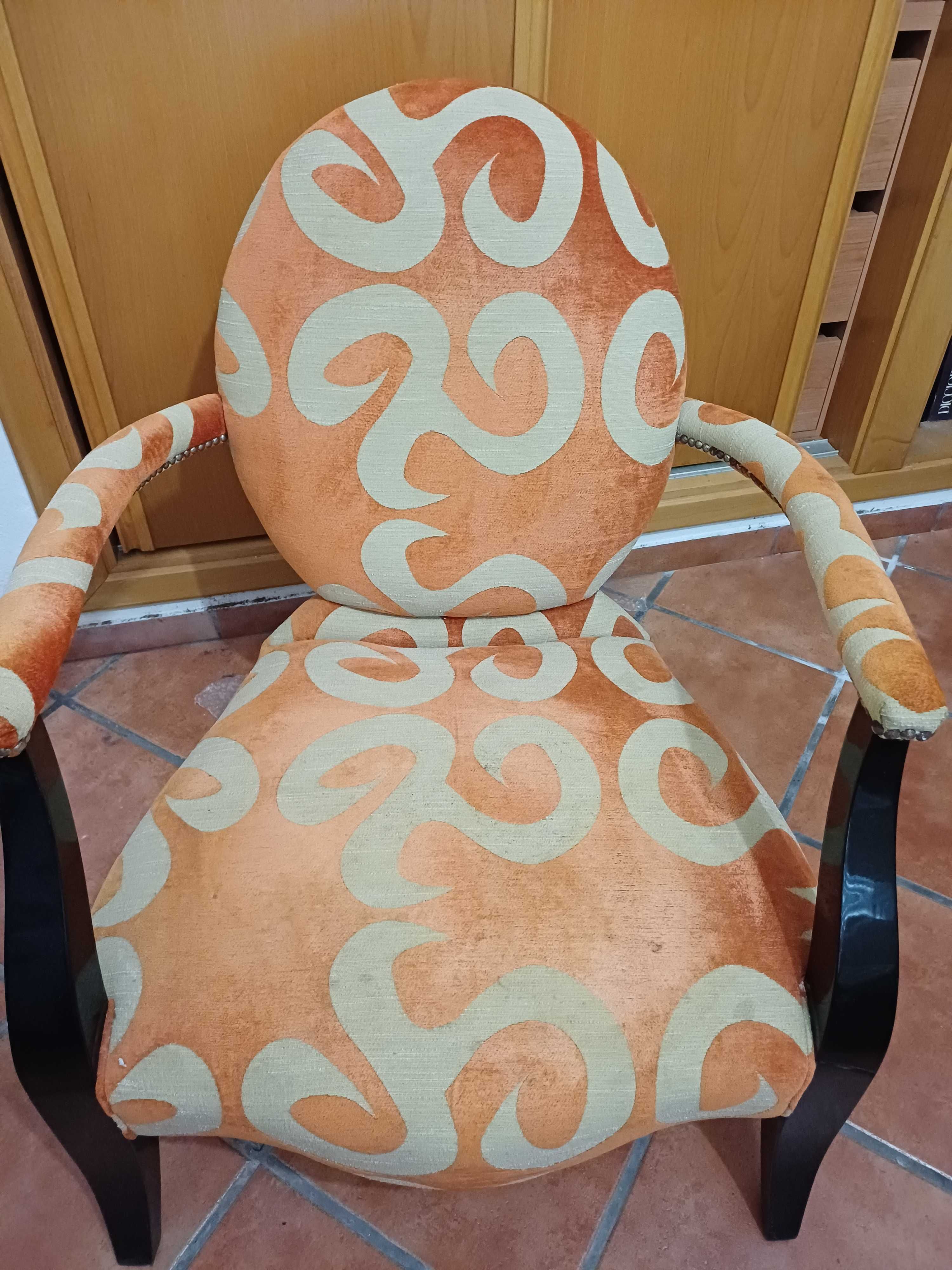 Dois cadeirões estilo contemporâneo