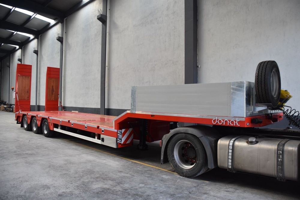 Nowa naczepa niskopodwoziowa trzyosiowa Donat najazdy hydrauliczne