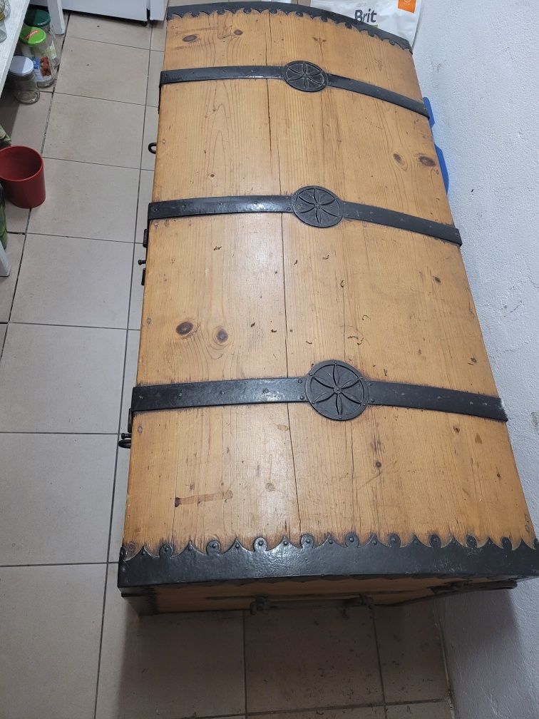 Skrzynia, kufer wiekowa drewno, piękne okucia