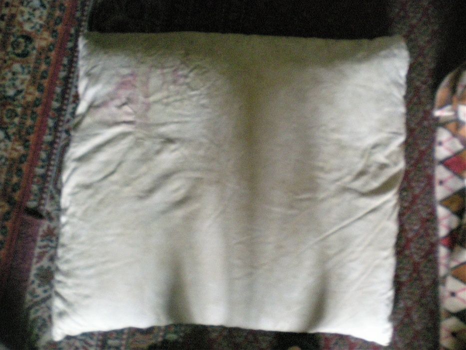 Подушка перовая в хорошем состоянии 65 х 65 х 15 см.Самовывоз после ос