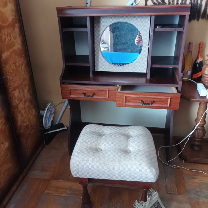 Toaletka, pufa, antyk.