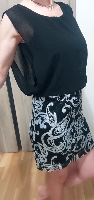 Sukienka tiulowa z dołem wyszywanym cekinami