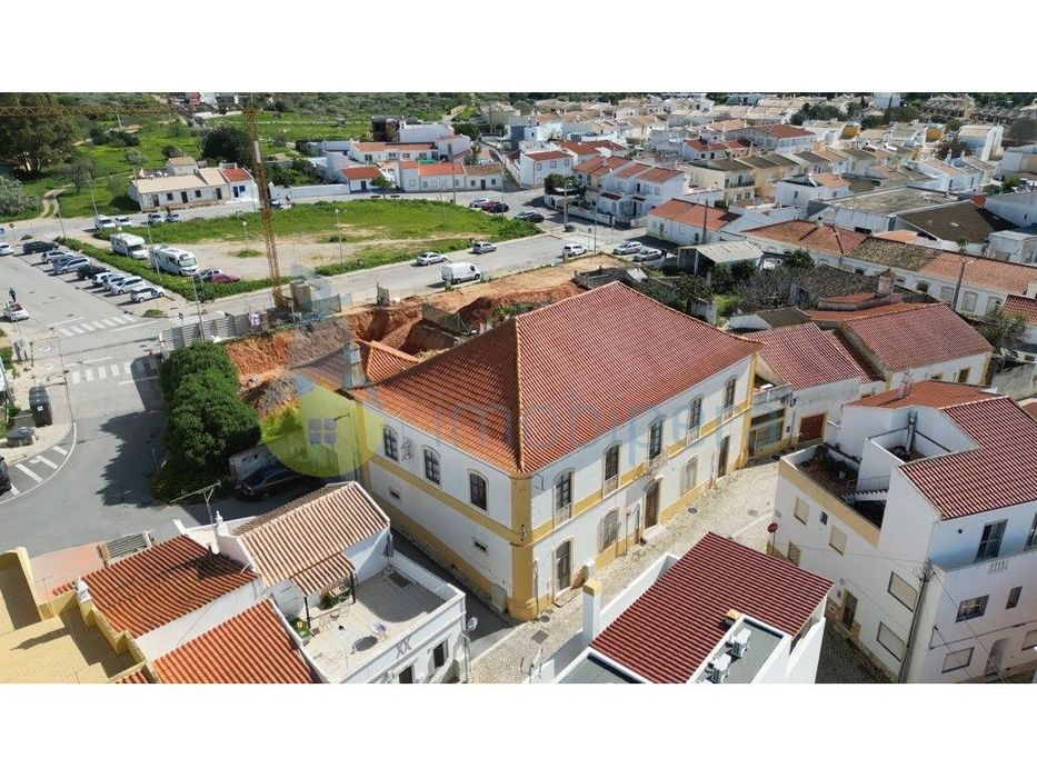 Casa Senhorial - Propriedade exclusiva localizada no Centro da Vila...
