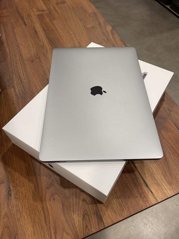 MacBook Pro 15’ 2018 - i7 2.6, 16GB, 512GB