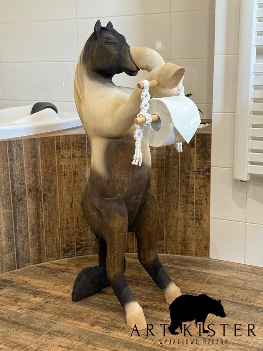 Drewniane rzeźby – wyjątkowe stojaki na papier toaletowy