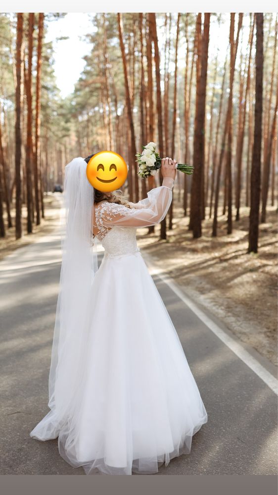 Продам весільну сукню (шубка біленька в подарунок)