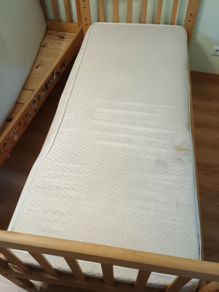 Продам ліжко з матрацом.