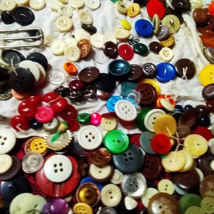 пуговиці різних розмірів ігли иголки