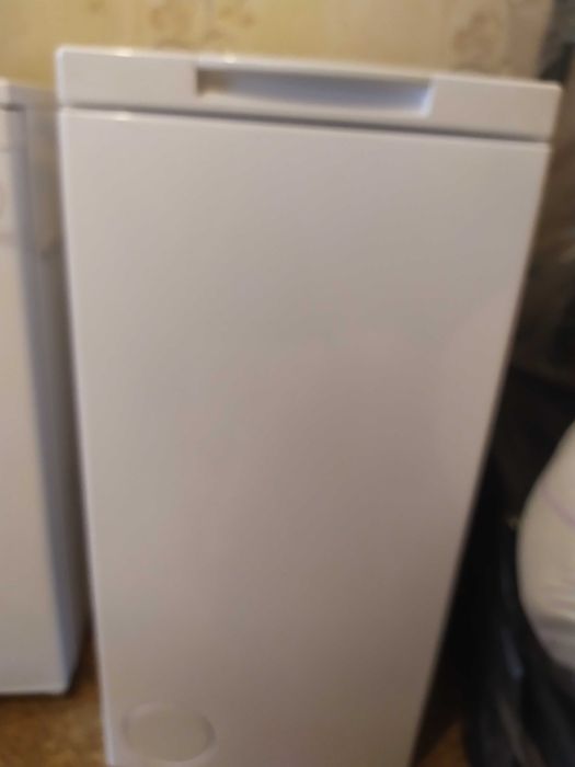 Стиральная машинка Indesit, с вертикальной загрузкой.