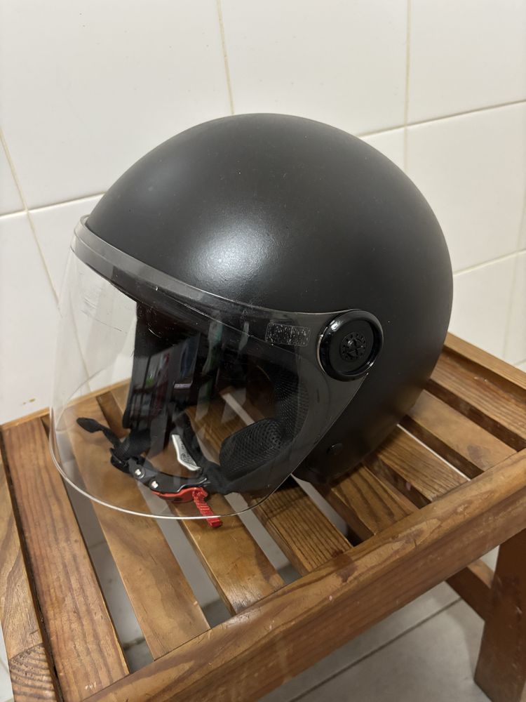 Capacete novo apenas a viseira tem alguns riscos