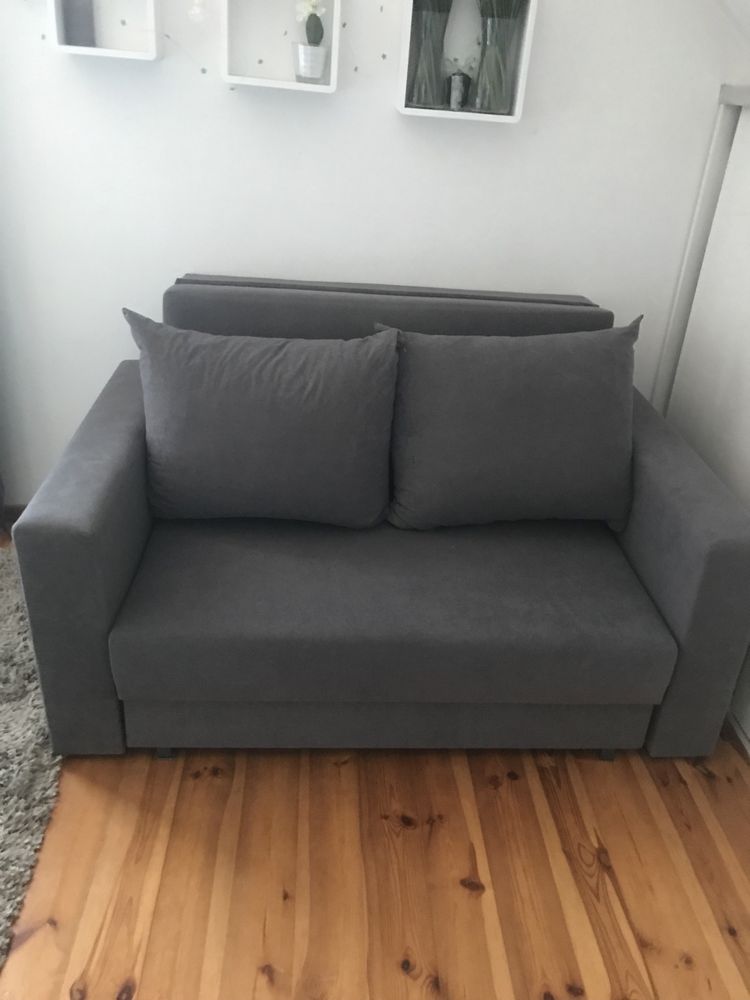Sofa szara używana z funkcja spania .