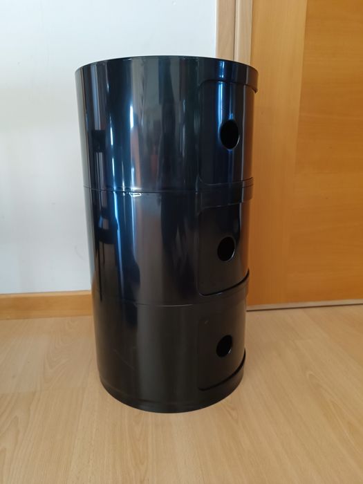 módulo de arrumação cilíndrico do tipo “Componibili”.