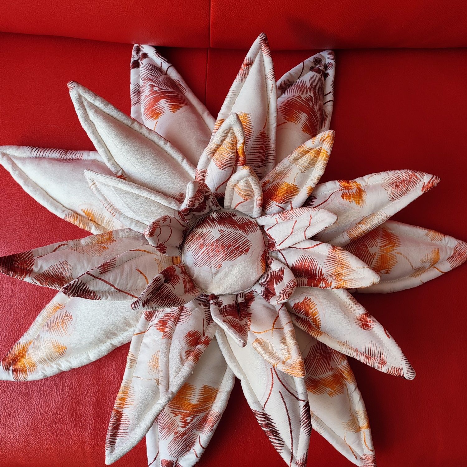 Poduszka 3 D kwiat lotosu. Dzień Matki.