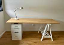 Secretaria "Hack IKEA" e candeeiro de mesa