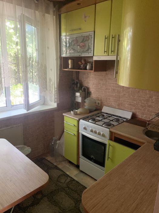 Продам трикімнатну квартиру 62 м² в центрі міста.