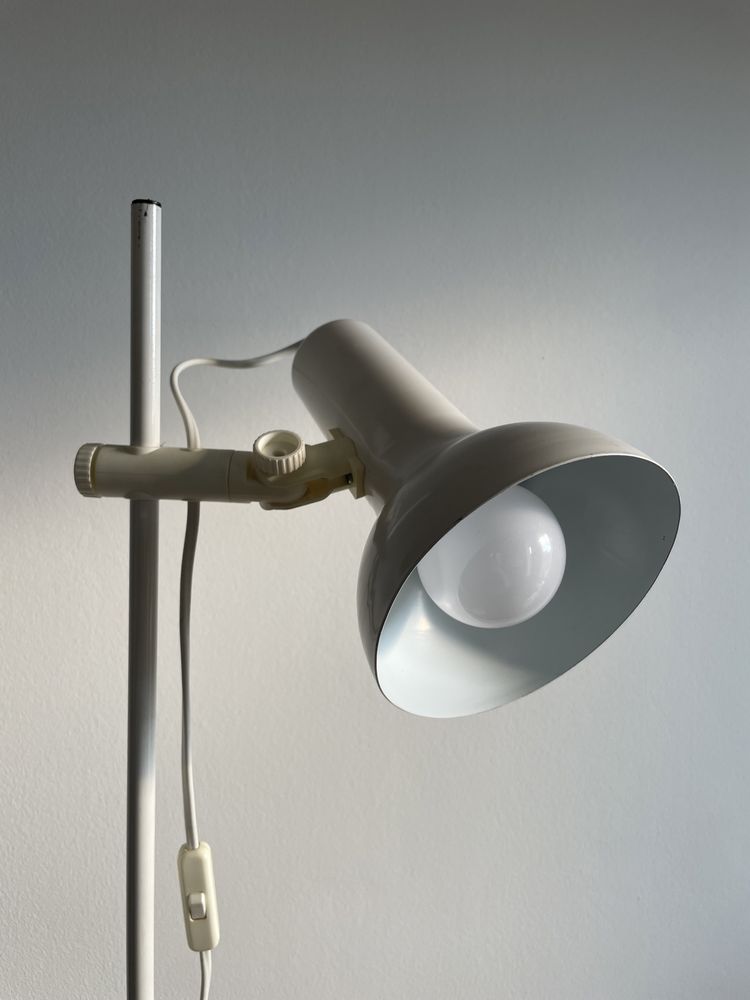 Biała metalowa lampa podłogowa, Horn Belysning, Dania, lata 60.