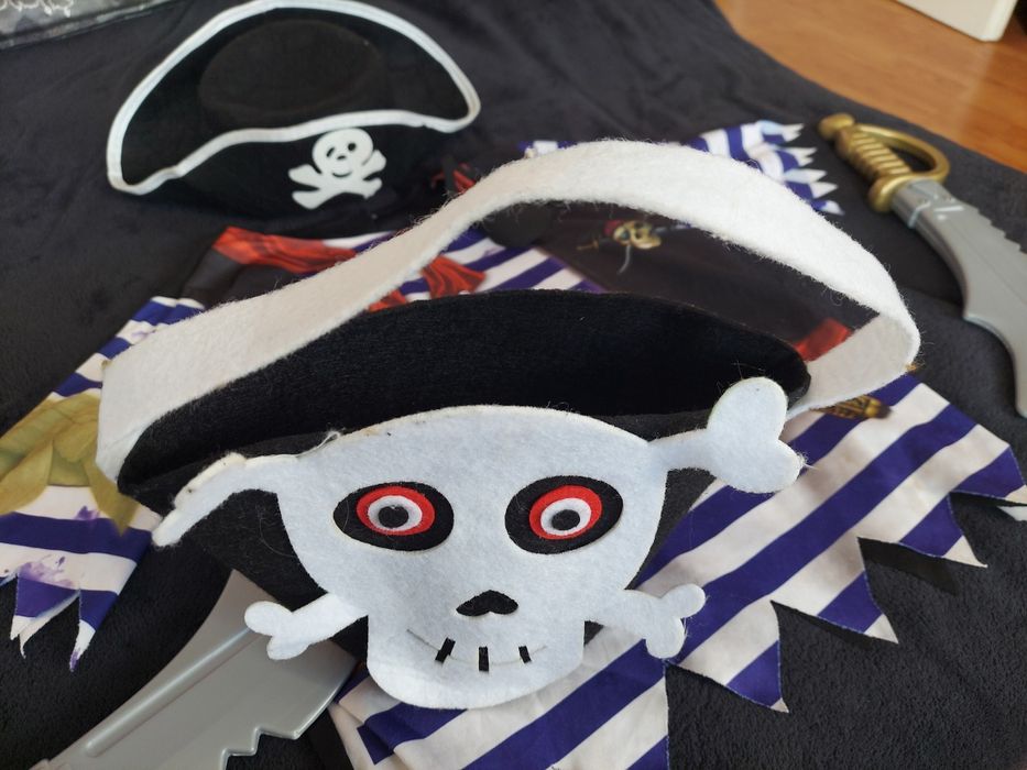 kostium Pirat 4-9 lat kapelusz szable opaska flaga torba halloween