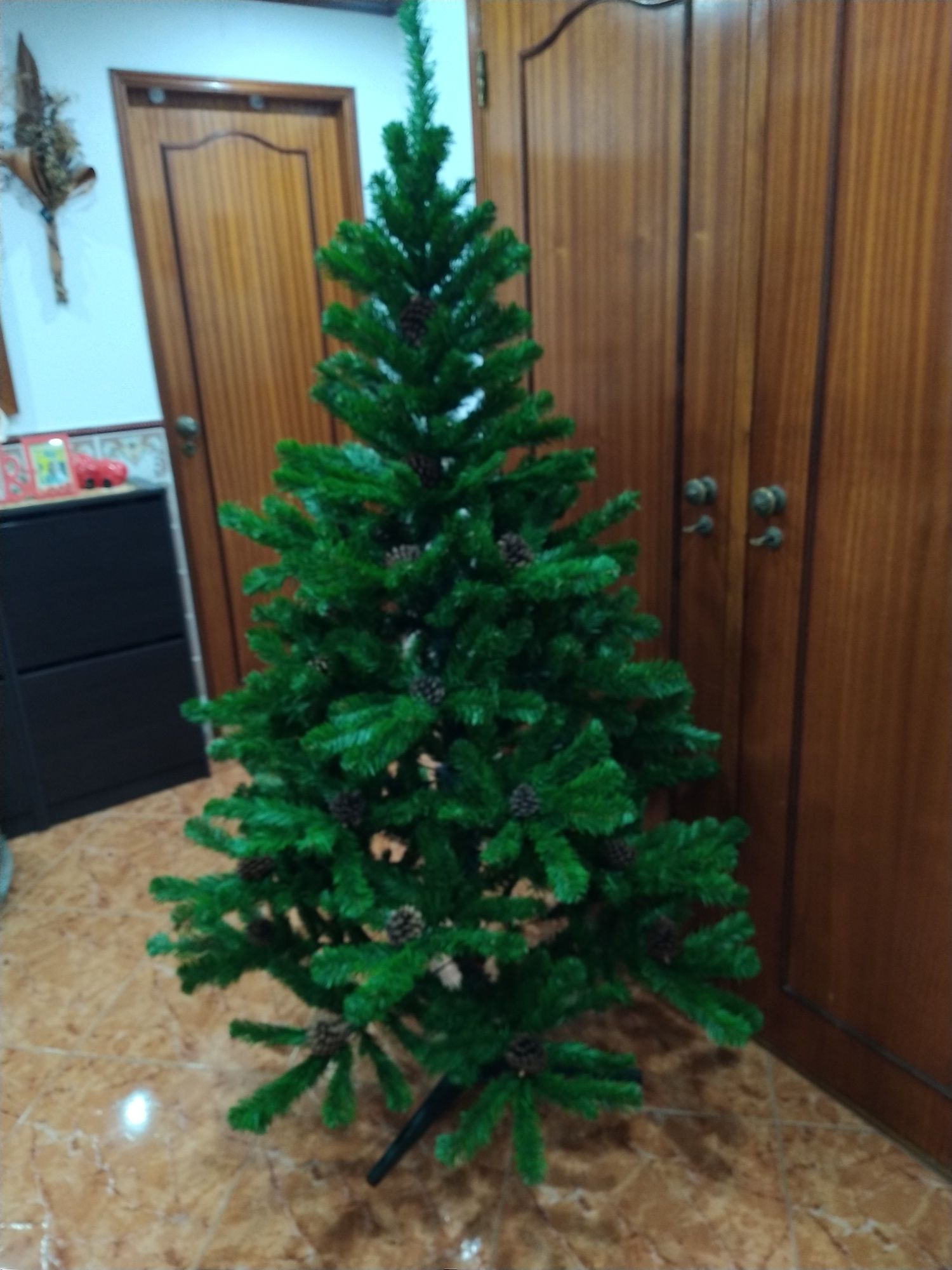 Árvore de Natal com pinhas casa quarto apartamento vivenda escritório