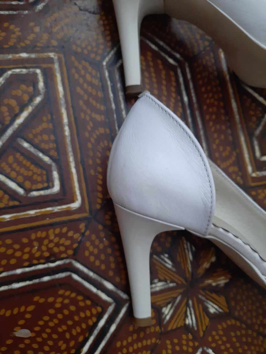 Свадебные нарядные белые туфли кожа классика 35 размер