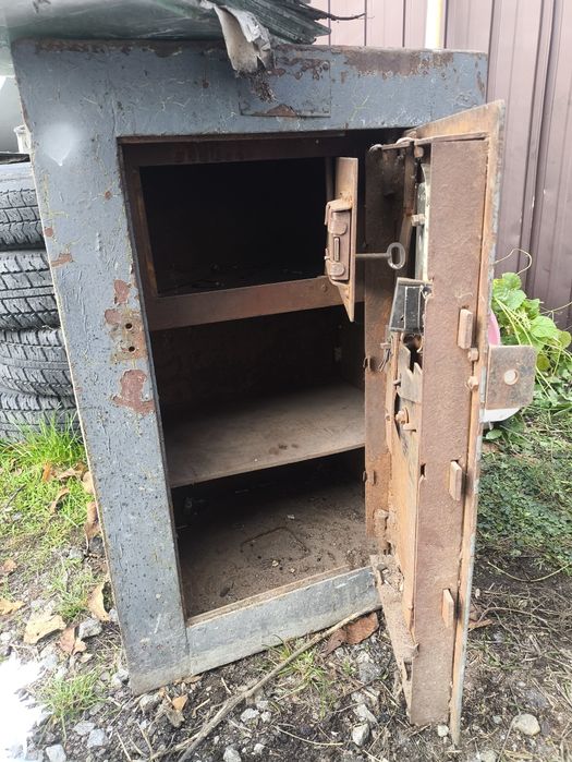 Продам сейф з хорошого металу