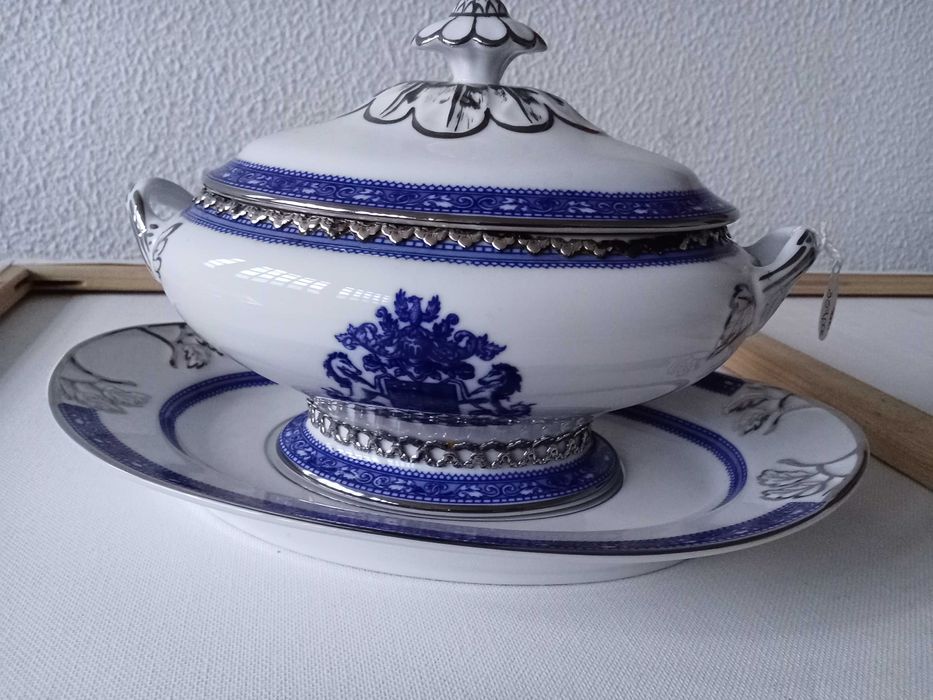 Terrina oval em Porcelana com aplicações em Prata