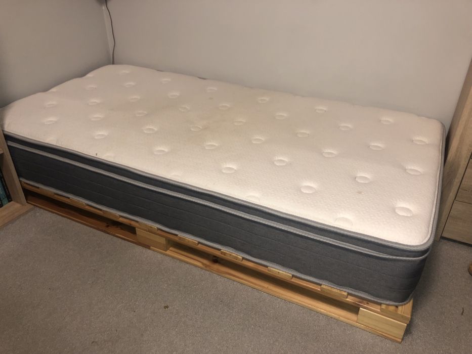 Rama łóżka stelaż z palet z litego drewna sosnowego