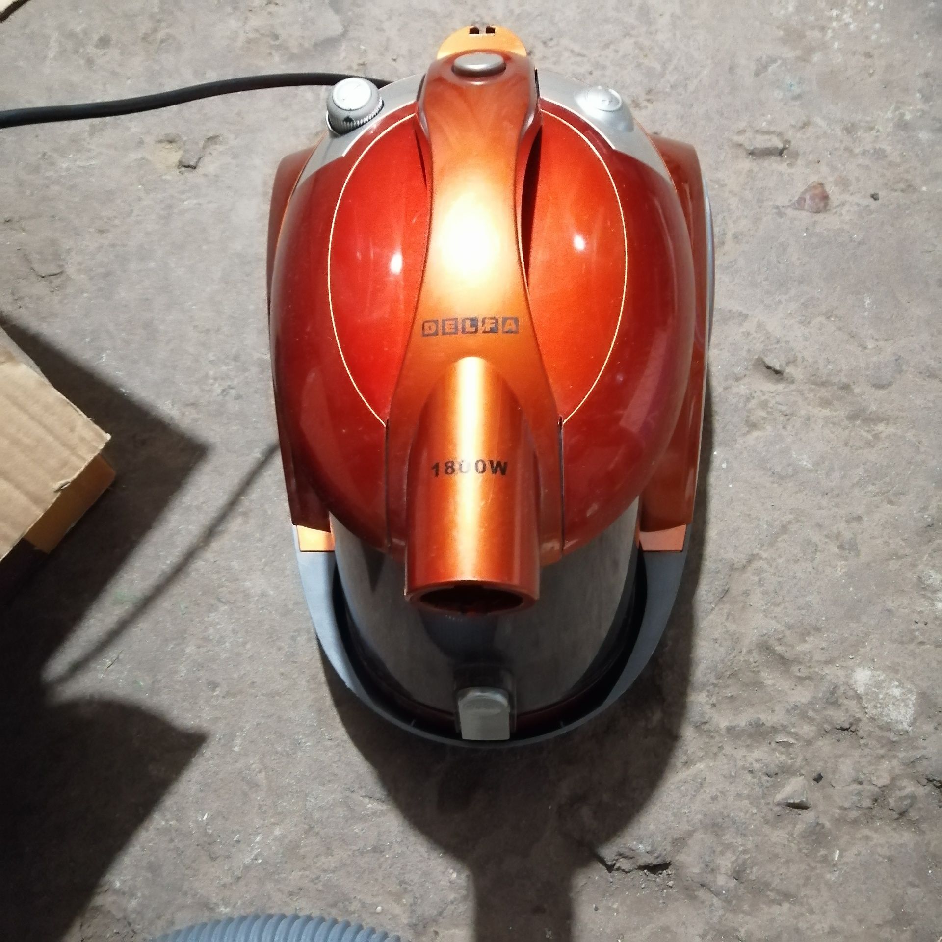 Пылесос циклонный DELFA DJC-605.