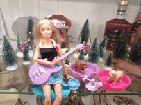 Lalka barbie z gitarą i pieskami