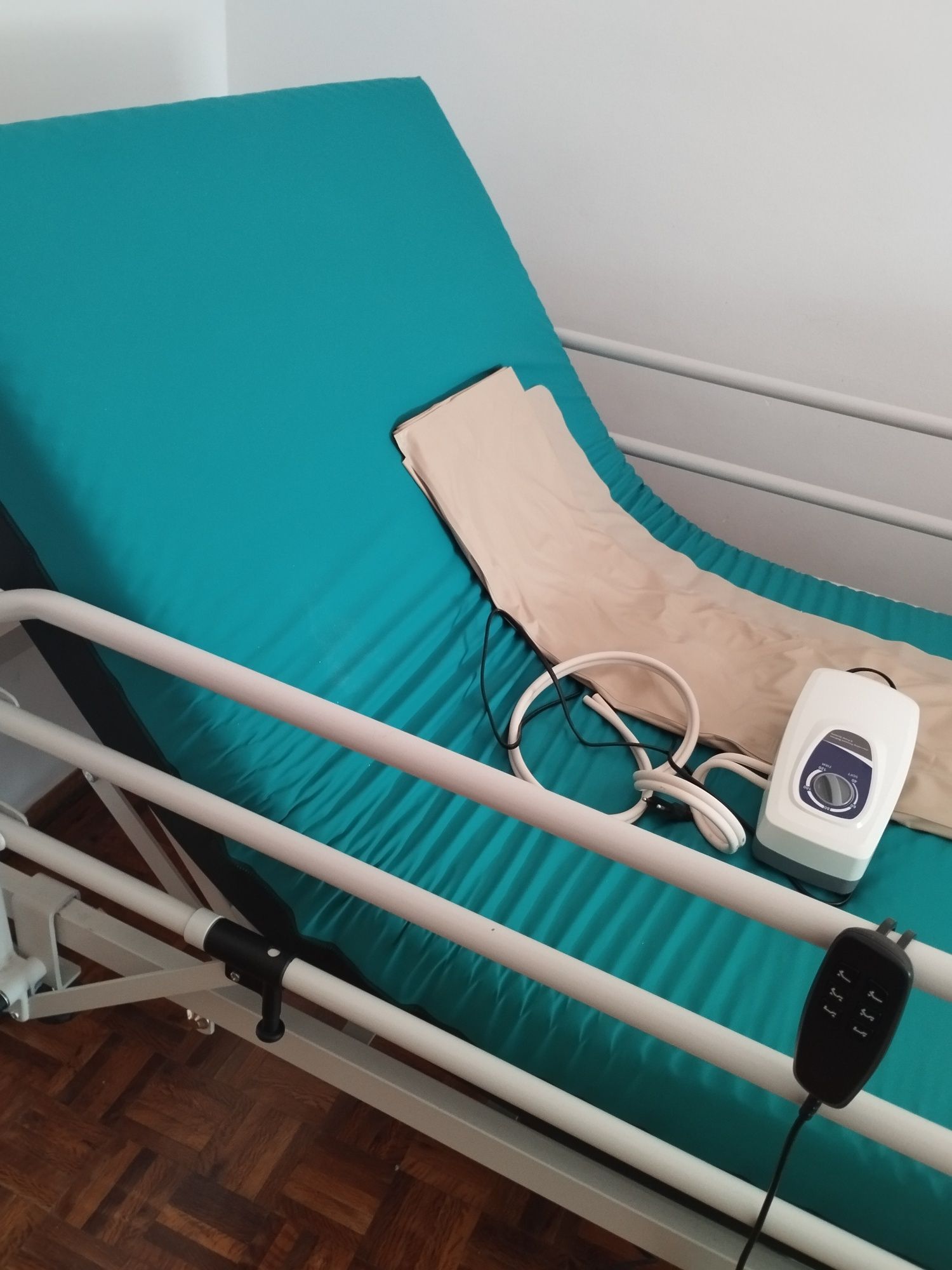 Cama articulada com motor