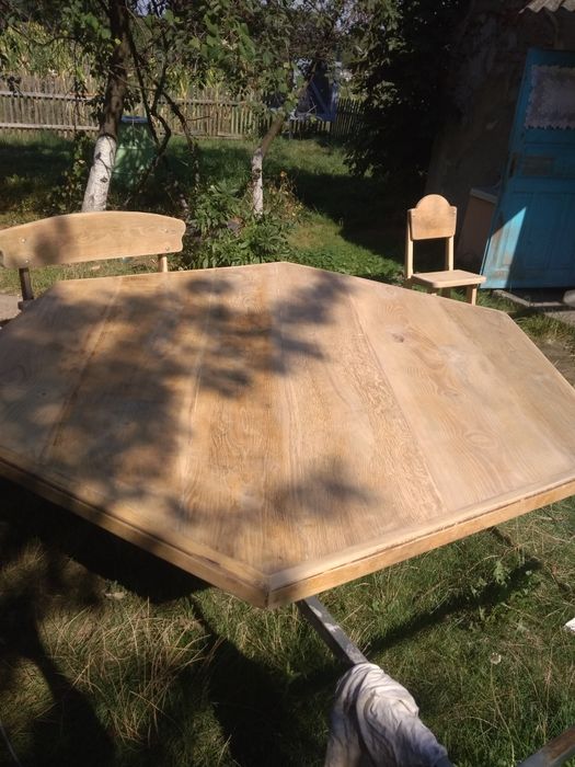 Дубовий стіл , 5 дубових лавок і 2 дубових стільці