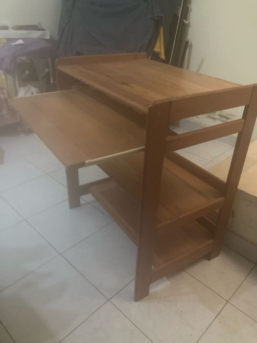 Mesa secretária de computador e teclado