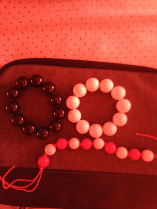 Pulseiras artesanais com bolas variadas cores